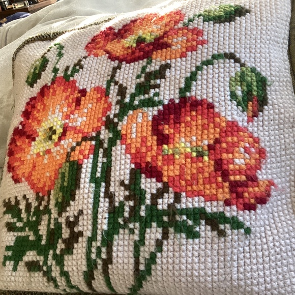 VINTAGE HANDMADE FLORAL CROSS-STITCH ZIPPERED PILLOW COVER - Picture 3 of 4